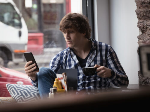 La trappola dei contatti perfetti: quando una foto alimenta la dipendenza da social media